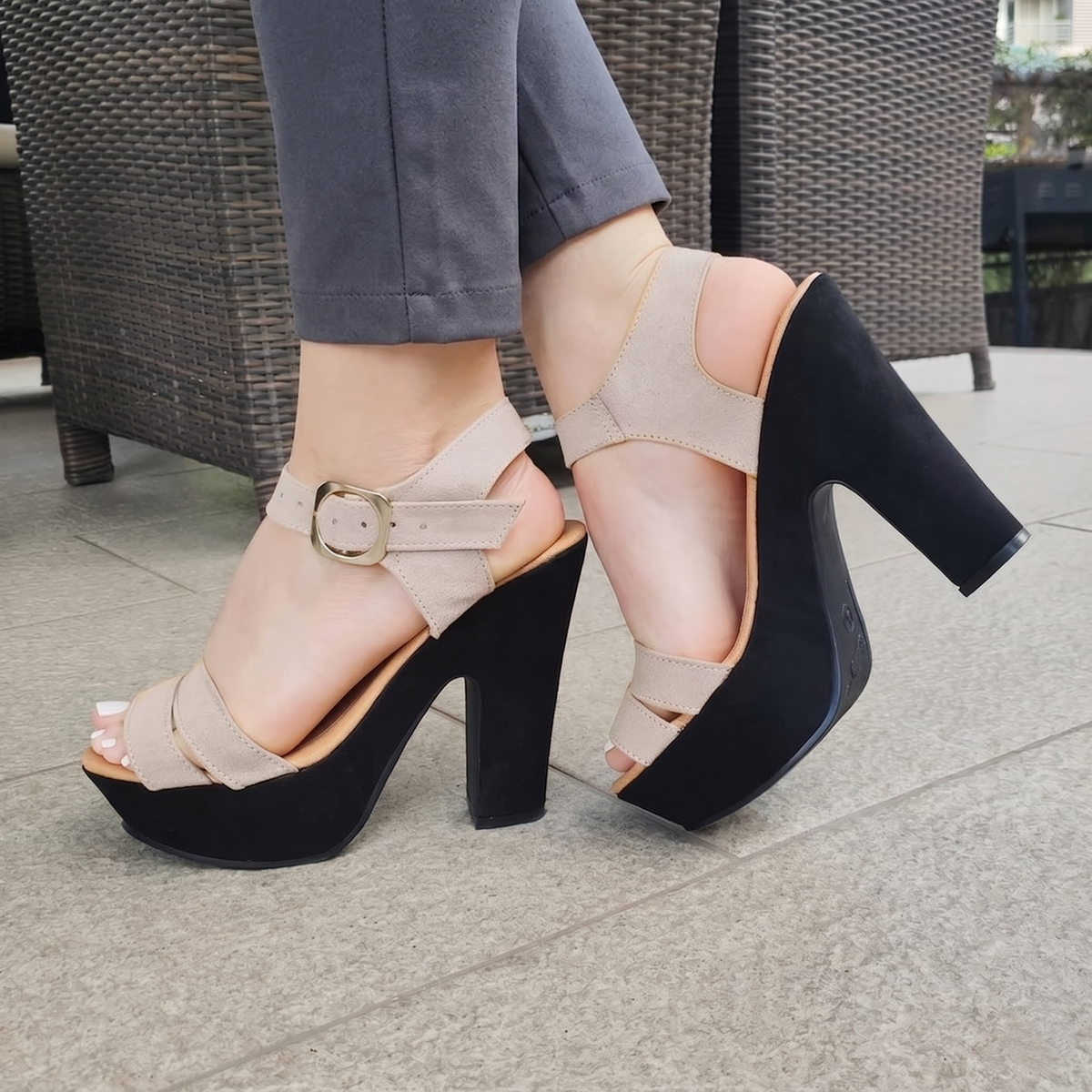 Sandalias de Gamuza con Plataforma — Modelo Fiorella