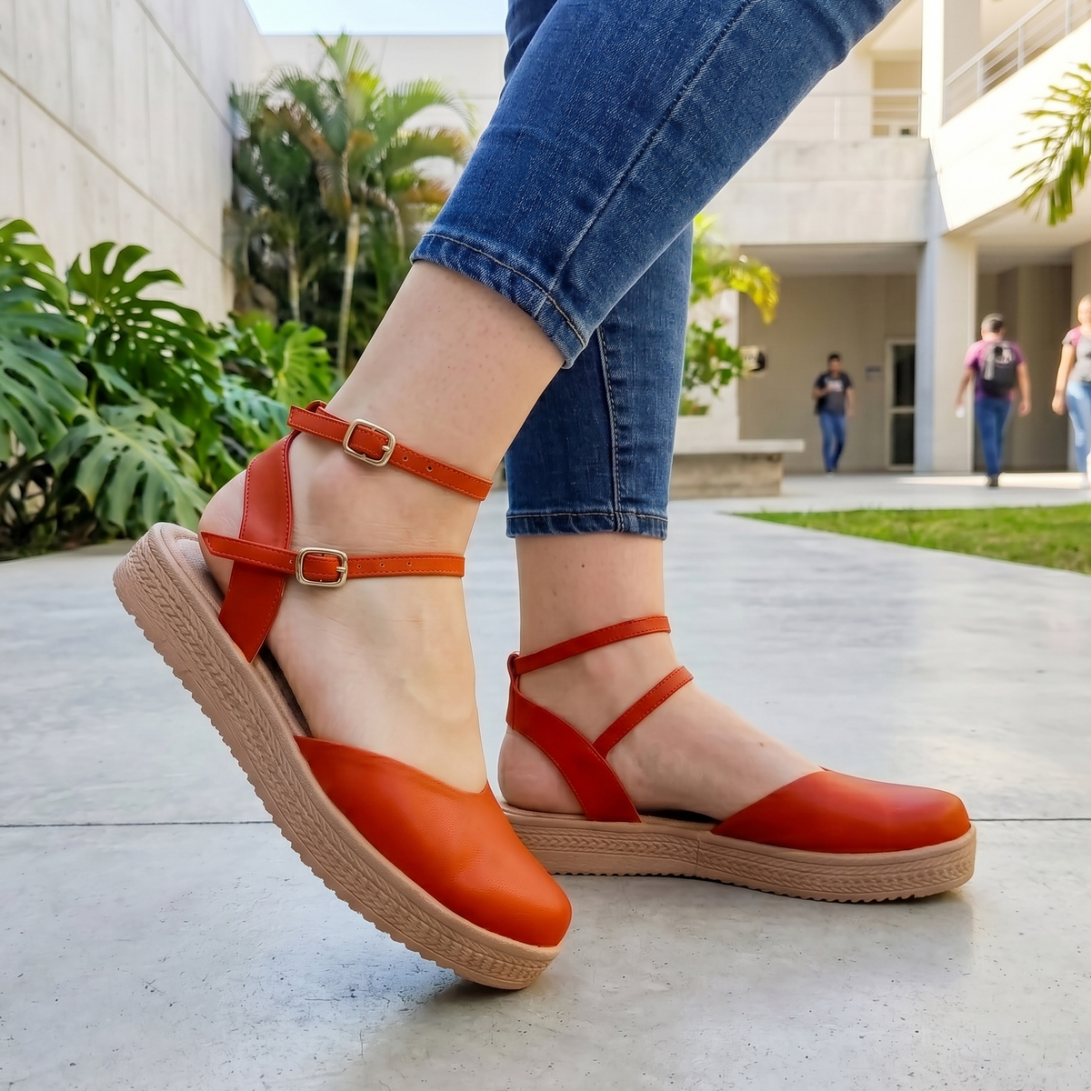 Sandalias de Punta Cerrada con Doble Hebilla — Modelo Luz Marina