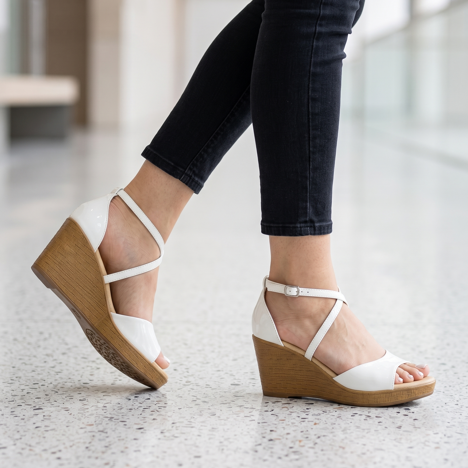 Sandalias de Charol con Cuña y Tiras Cruzadas — Modelo Sara Elena