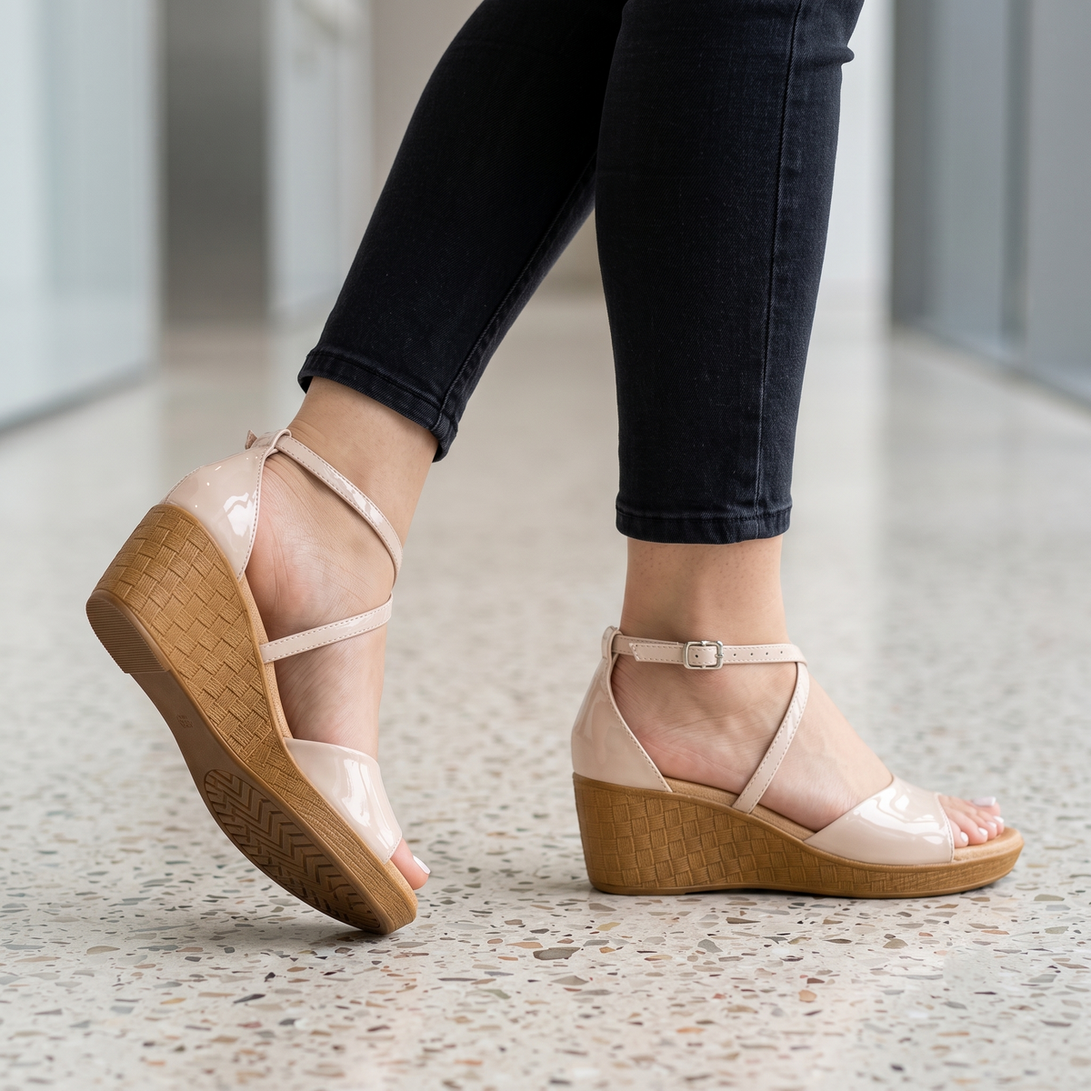 Sandalias de Charol con Cuña y Tiras Cruzadas — Modelo Sara Elena
