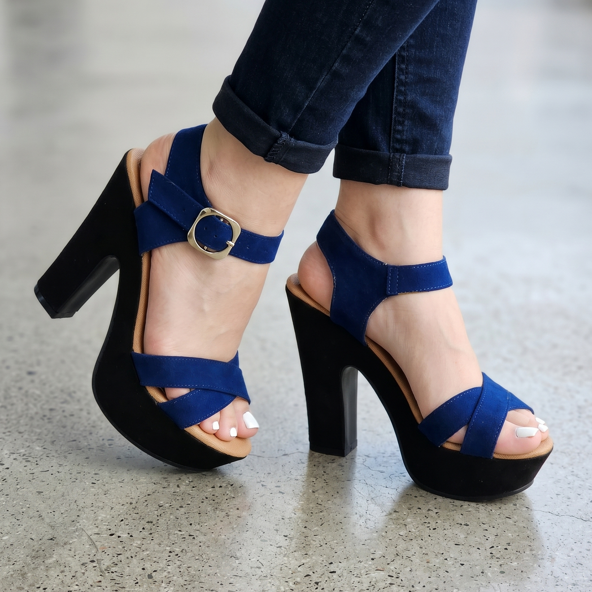 Sandalias de Gamuza con Plataforma — Modelo Fiorella