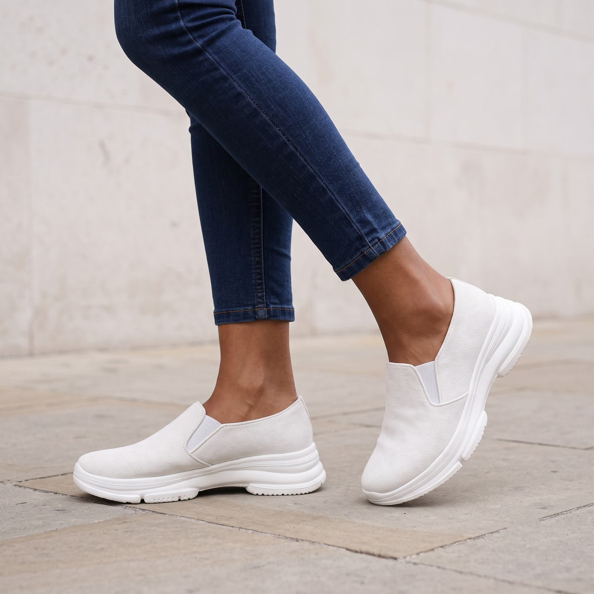 Tenis Slip-On de Gamuza con Plataforma — Modelo Zaira