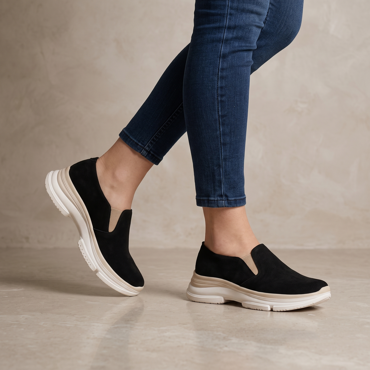 Tenis Slip-On de Gamuza con Plataforma — Modelo Zaira
