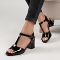 Sandalias T-Strap de Charol con Hebilla — Modelo Astrid