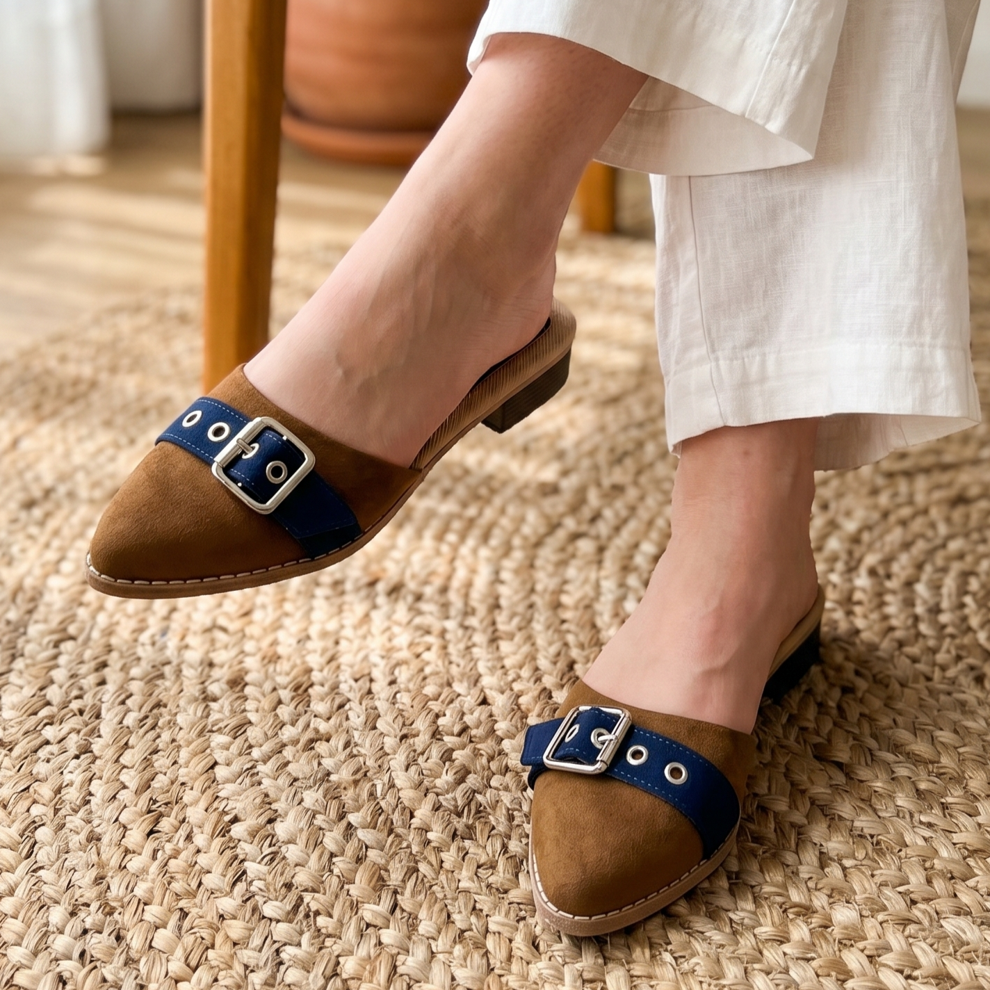 Mules de Gamuza con Hebilla Metálica — Modelo Rosa Maria