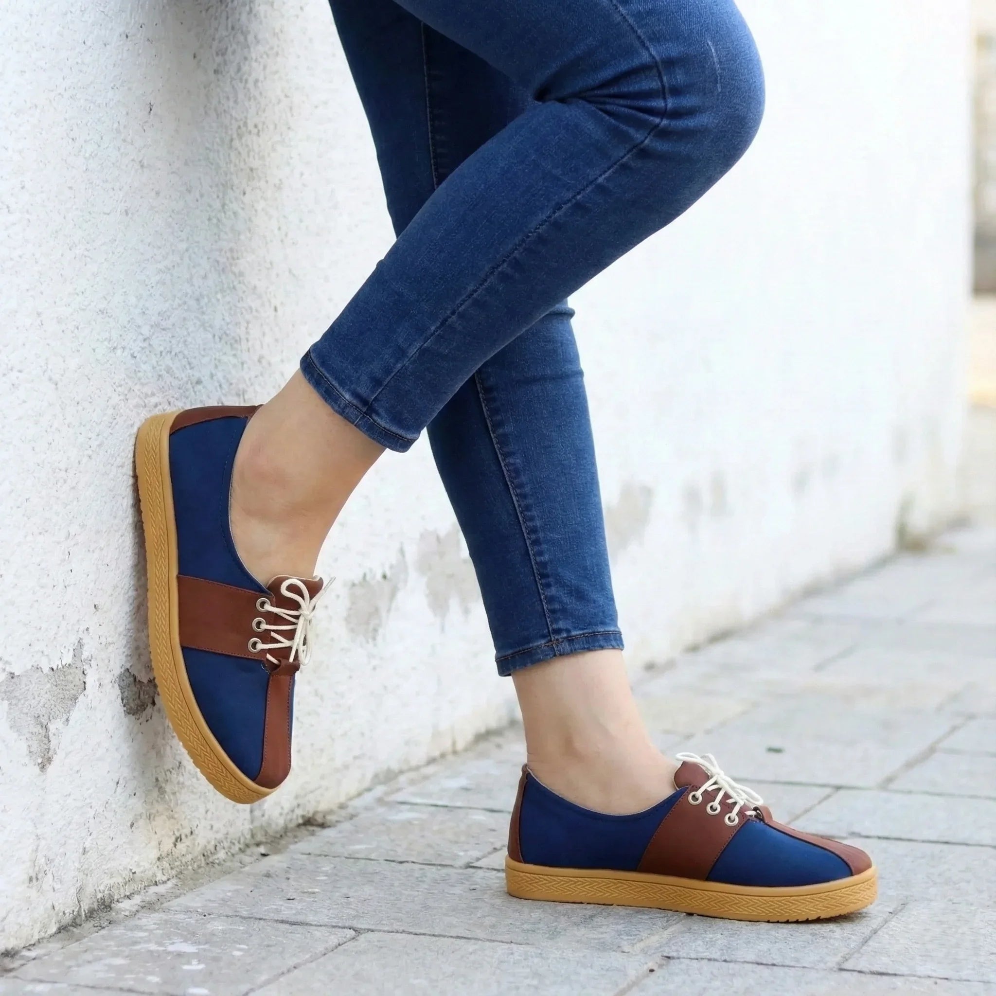 Tenis Bicolor con Cordones — Modelo Silvana
