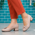 Zapatos de Tacón Cuadrado con Moño — Modelo Cascada