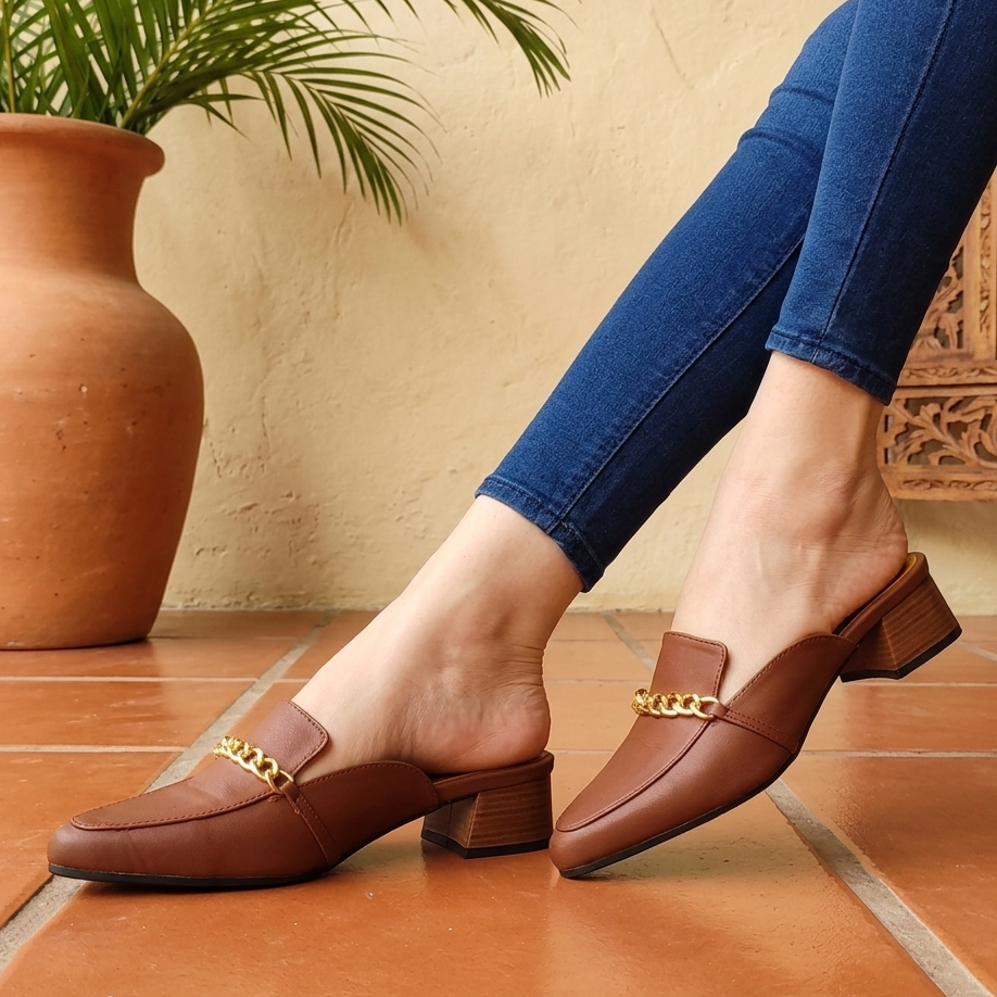 Mules Mocasín con Cadena y Tacón Bajo — Modelo Florencia