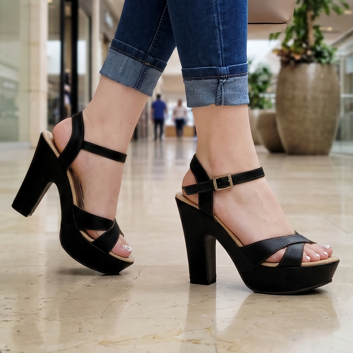 Sandalias de Tiras Cruzadas con Plataforma — Modelo Bianca
