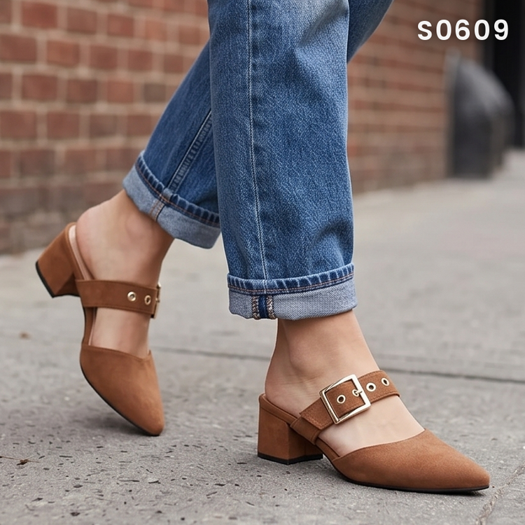 Zapatos de Gamuza con Hebilla y Faja — Modelo Clara