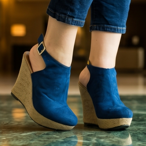 Botines de Gamuza con Cuña Plataforma — Modelo Aura